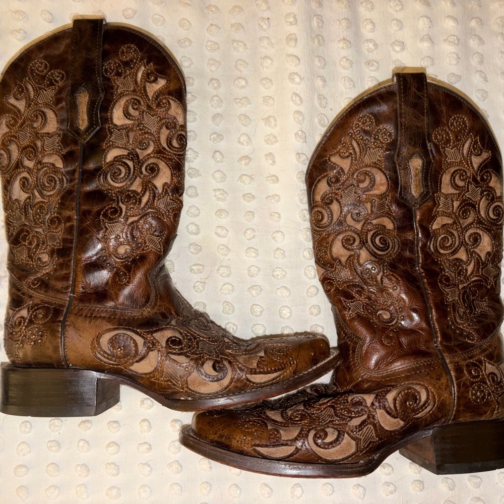 3326 - WOMEN'S TAN INLAY EMBROIDERY AND STUDS BROWN SQUARE TOE COWBOY BOOT - Picture 2 of 8